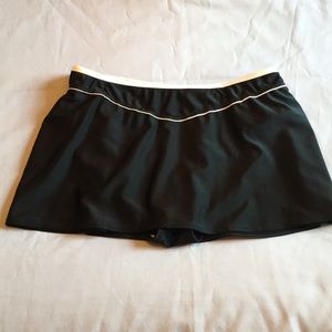 Adorable black and white swim skirt, excellent condition, size 16